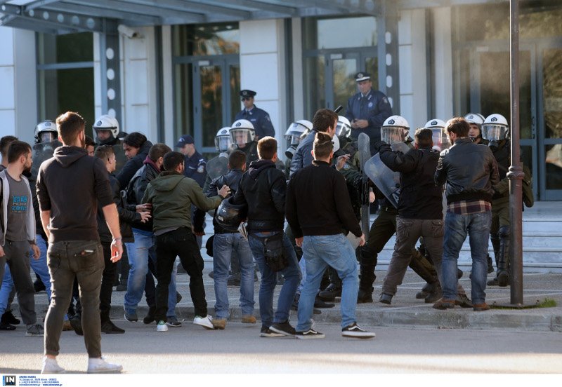 Επεισόδια με φοιτητές που διαμαρτύρονται έξω από το Υπ. Παιδείας [εικόνες] | iefimerida.gr 3