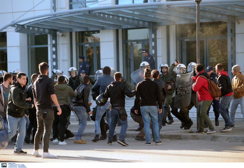 Επεισόδια με φοιτητές που διαμαρτύρονται έξω από το Υπ. Παιδείας [εικόνες] | iefimerida.gr 2