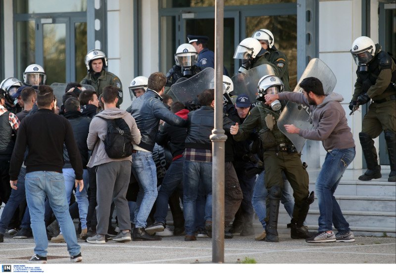 Επεισόδια με φοιτητές που διαμαρτύρονται έξω από το Υπ. Παιδείας [εικόνες] | iefimerida.gr 1