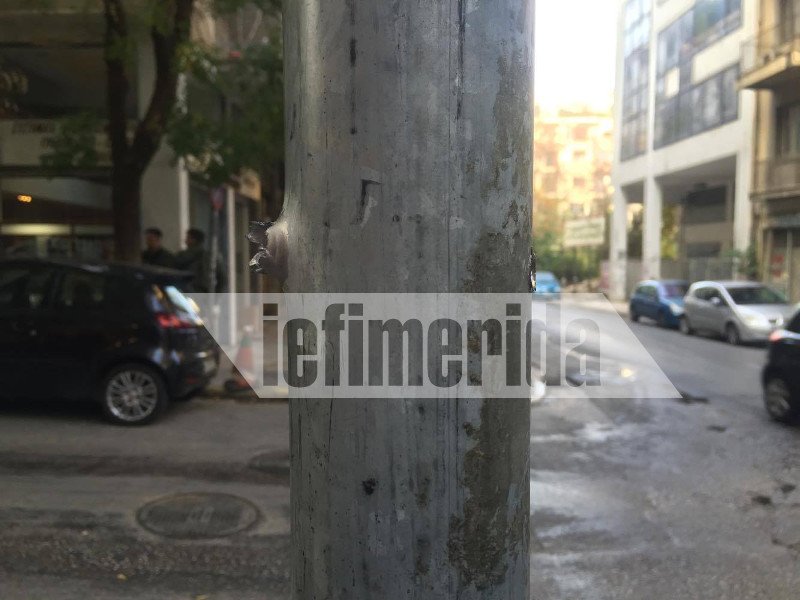 Δείτε τις τρύπες από τις σφαίρες στις κολόνες έξω από τα γραφεία του ΠΑΣΟΚ [εικόνες] | iefimerida.gr 0