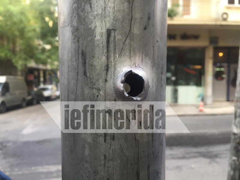 Δείτε τις τρύπες από τις σφαίρες στις κολόνες έξω από τα γραφεία του ΠΑΣΟΚ [εικόνες] | iefimerida.gr 1