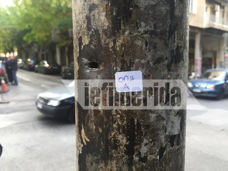 Δείτε τις τρύπες από τις σφαίρες στις κολόνες έξω από τα γραφεία του ΠΑΣΟΚ [εικόνες] | iefimerida.gr 2