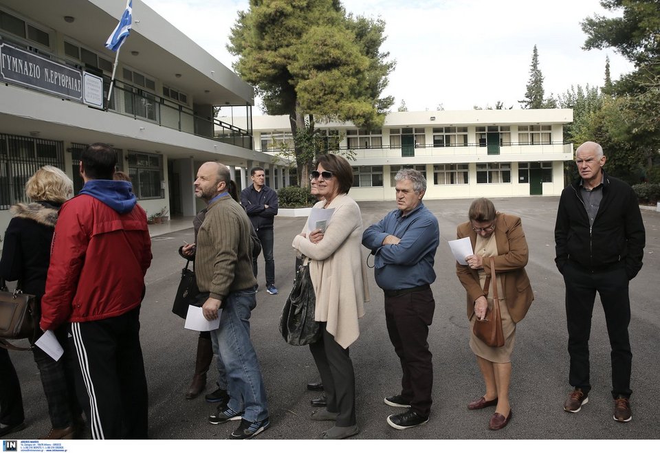 Στήθηκε στην ουρά ο Γιώργος Παπανδρέου -Ψήφισε για αρχηγό της Κεντροαριστεράς [εικόνες] | iefimerida.gr 3