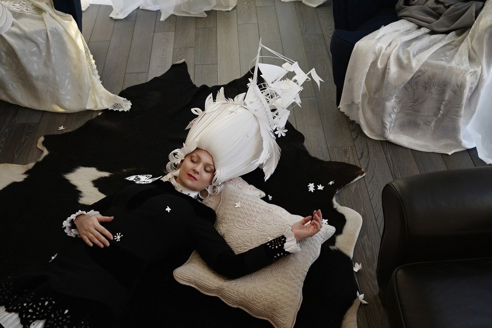 Εντυπωσιακά περίτεχνες περούκες φτιαγμένες από χαρτί -Της εποχής των Λουδοβίκων [εικόνες]  | iefimerida.gr 2