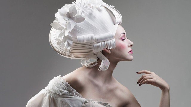 Εντυπωσιακά περίτεχνες περούκες φτιαγμένες από χαρτί -Της εποχής των Λουδοβίκων [εικόνες]  | iefimerida.gr 3
