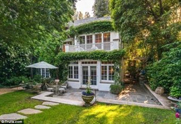 Η βίλα της Τζένιφερ Λόρενς στο Μπέβερλι Χιλς δεν είναι μίνιμαλ και είναι υπέροχη -Με μπαρόκ άρωμα [εικόνες] | iefimerida.gr 1