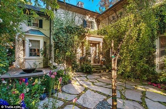 Η βίλα της Τζένιφερ Λόρενς στο Μπέβερλι Χιλς δεν είναι μίνιμαλ και είναι υπέροχη -Με μπαρόκ άρωμα [εικόνες] | iefimerida.gr 0