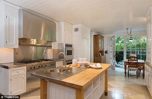 Η βίλα της Τζένιφερ Λόρενς στο Μπέβερλι Χιλς δεν είναι μίνιμαλ και είναι υπέροχη -Με μπαρόκ άρωμα [εικόνες] | iefimerida.gr 5