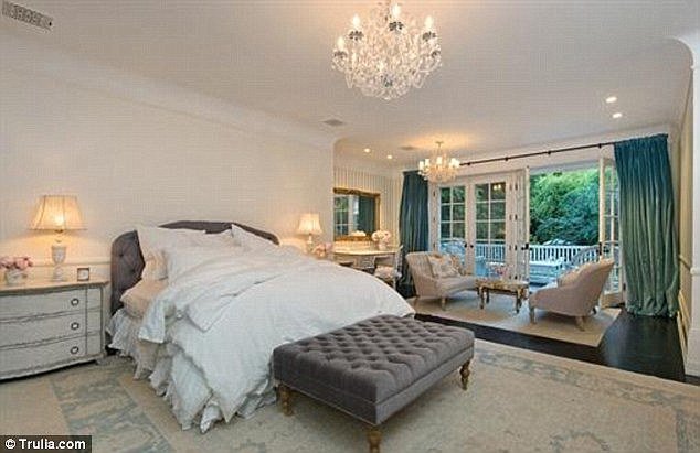 Η βίλα της Τζένιφερ Λόρενς στο Μπέβερλι Χιλς δεν είναι μίνιμαλ και είναι υπέροχη -Με μπαρόκ άρωμα [εικόνες] | iefimerida.gr 6