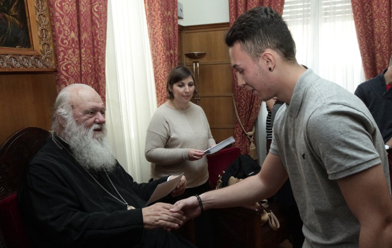 Υποτροφίες σε δεκαεπτά πρωτοετείς φοιτητές από τον Αρχιεπίσκοπο Ιερώνυμο | iefimerida.gr 0