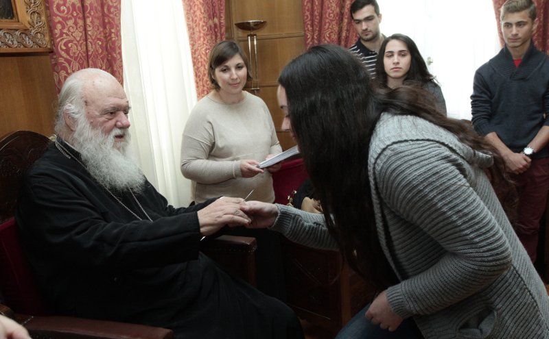 Υποτροφίες σε δεκαεπτά πρωτοετείς φοιτητές από τον Αρχιεπίσκοπο Ιερώνυμο | iefimerida.gr 1