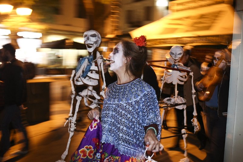 Το κέντρο της Αθήνας γέμισε με σκελετούς και νεκροκεφαλές στους δρόμους -Γιόρτασαν την «Ημέρα των Νεκρών» [εικόνες]  | iefimerida.gr 0