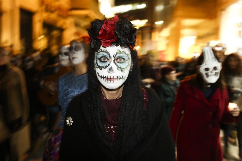 Το κέντρο της Αθήνας γέμισε με σκελετούς και νεκροκεφαλές στους δρόμους -Γιόρτασαν την «Ημέρα των Νεκρών» [εικόνες]  | iefimerida.gr 2