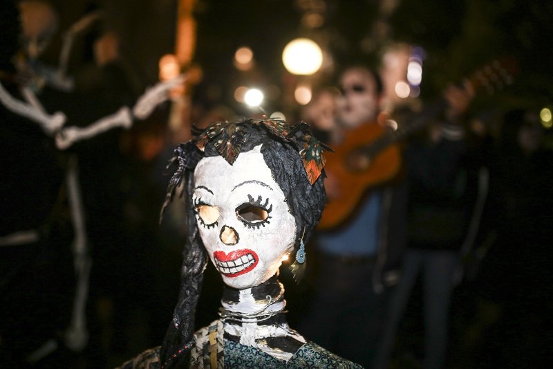 Το κέντρο της Αθήνας γέμισε με σκελετούς και νεκροκεφαλές στους δρόμους -Γιόρτασαν την «Ημέρα των Νεκρών» [εικόνες]  | iefimerida.gr 3