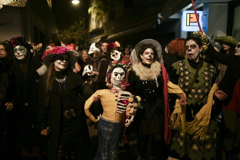 Το κέντρο της Αθήνας γέμισε με σκελετούς και νεκροκεφαλές στους δρόμους -Γιόρτασαν την «Ημέρα των Νεκρών» [εικόνες]  | iefimerida.gr 4