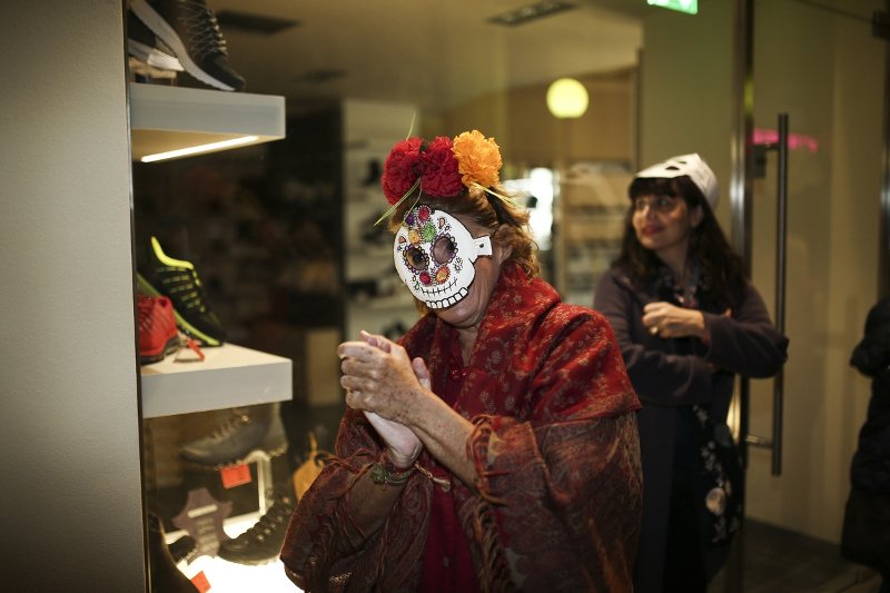 Το κέντρο της Αθήνας γέμισε με σκελετούς και νεκροκεφαλές στους δρόμους -Γιόρτασαν την «Ημέρα των Νεκρών» [εικόνες]  | iefimerida.gr 5