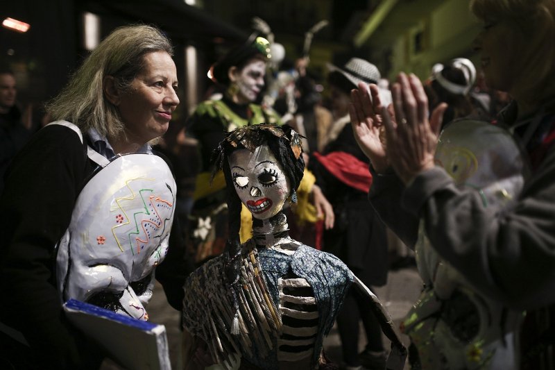 Το κέντρο της Αθήνας γέμισε με σκελετούς και νεκροκεφαλές στους δρόμους -Γιόρτασαν την «Ημέρα των Νεκρών» [εικόνες]  | iefimerida.gr 6