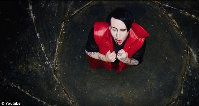 Το βίντεο κλιπ με τον Τζόνι Ντεπ που προκάλεσε σάλο: Συμμετέχει σε ομαδικό όργιο [εικόνες] | iefimerida.gr 3