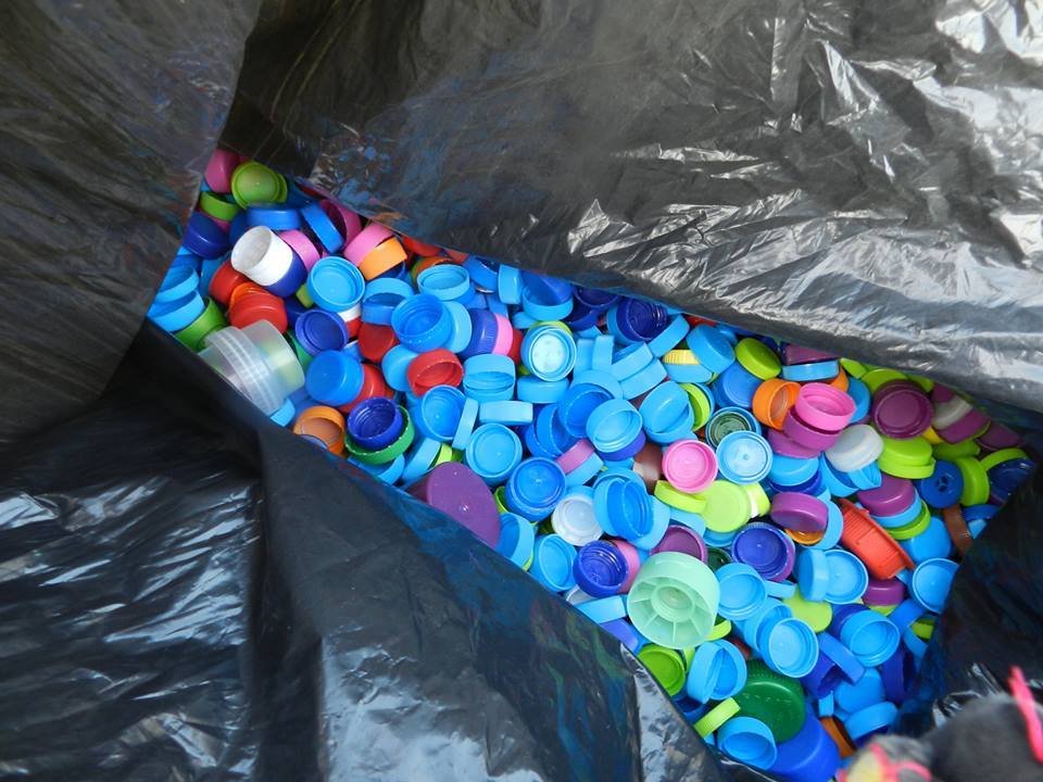 Μάζεψαν 1 τόνο πλαστικά καπάκια και δωρίζουν στο Ιπποκράτειο ένα αναπηρικό αμαξίδιο [εικόνες]  | iefimerida.gr 2