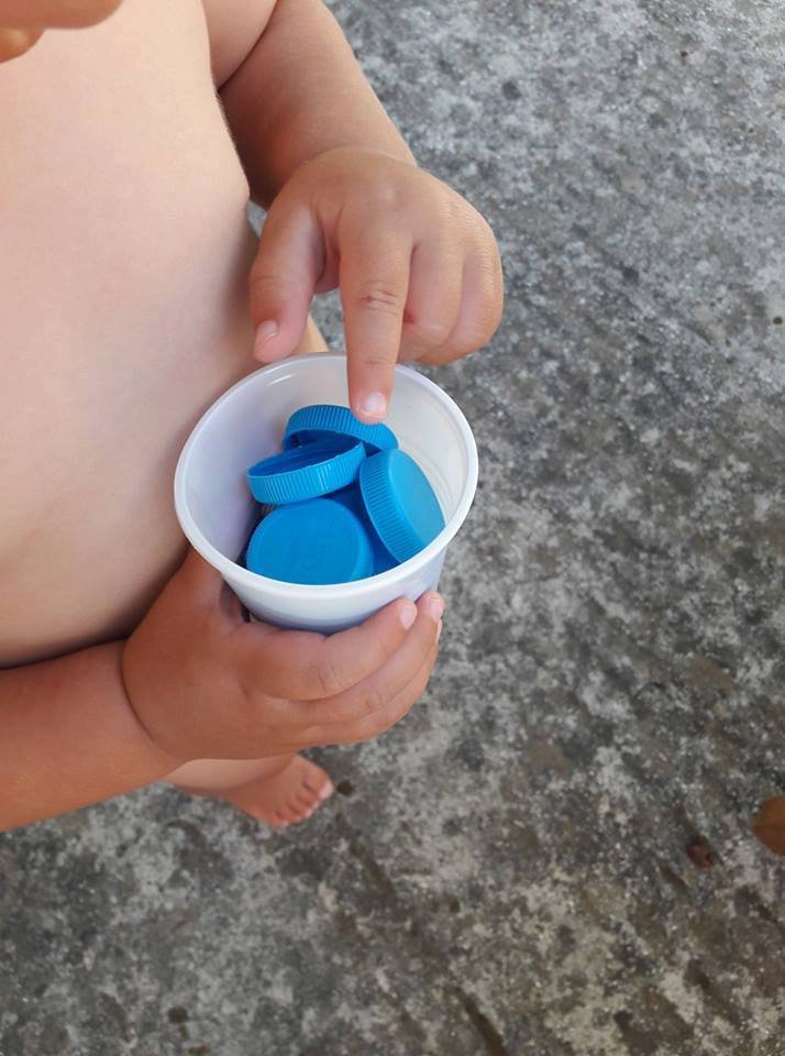 Μάζεψαν 1 τόνο πλαστικά καπάκια και δωρίζουν στο Ιπποκράτειο ένα αναπηρικό αμαξίδιο [εικόνες]  | iefimerida.gr 3