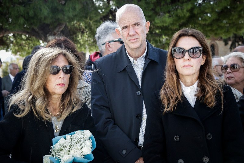 Το τελευταίο αντίο στον Γιάννη Καψή -Ηταν όλοι εκεί [εικόνες] | iefimerida.gr 24