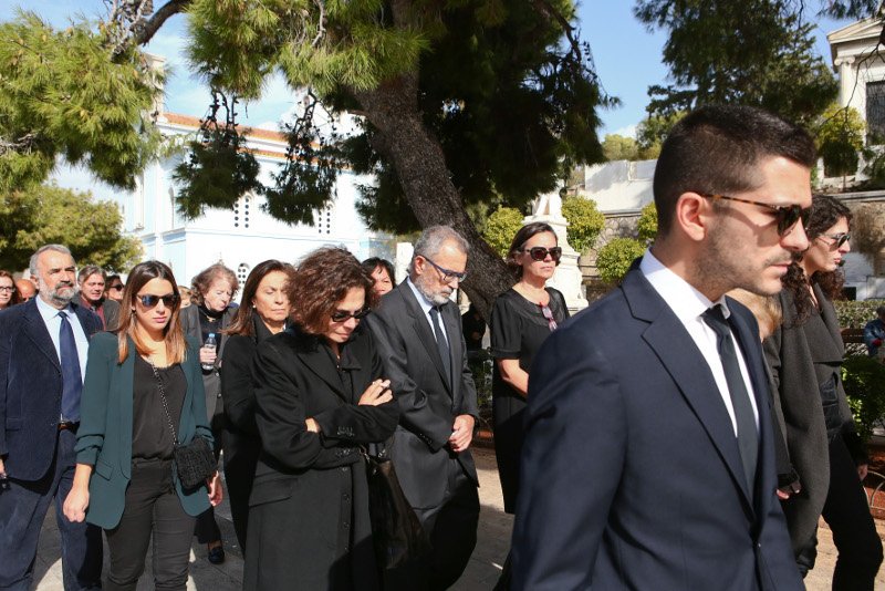 Το τελευταίο αντίο στον Γιάννη Καψή -Ηταν όλοι εκεί [εικόνες] | iefimerida.gr 1