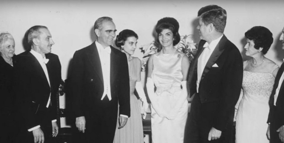 Φοβερές στιγμές: Ο Καραμανλής και η Αμαλία Μεγαπάνου με τον Κένεντι και την Τζάκι [εικόνες&βίντεο] | iefimerida.gr 2