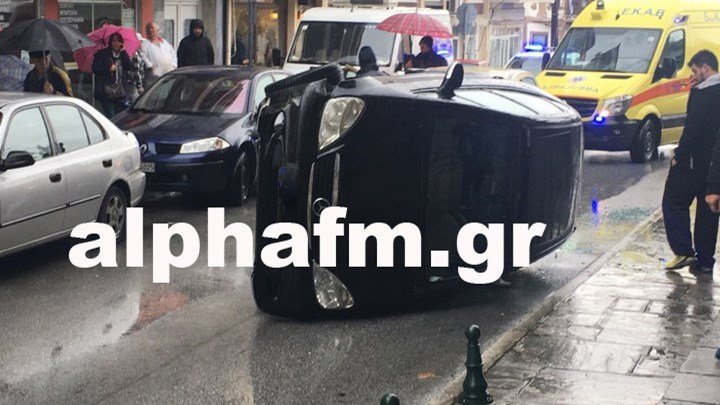 Τροχαίο ατύχημα στο κέντρο της Καστοριάς, τούμπαρε αυτοκίνητο [εικόνες] | iefimerida.gr 0