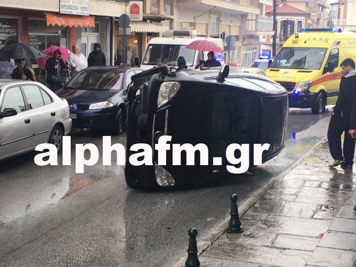 Τροχαίο ατύχημα στο κέντρο της Καστοριάς, τούμπαρε αυτοκίνητο [εικόνες] | iefimerida.gr 3