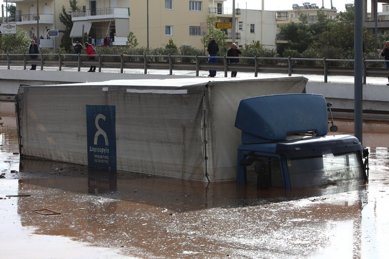 15 οι νεκροί από την κακοκαιρία -Εθνικό πένθος για Μάνδρα & Ν. Πέραμο | iefimerida.gr 21