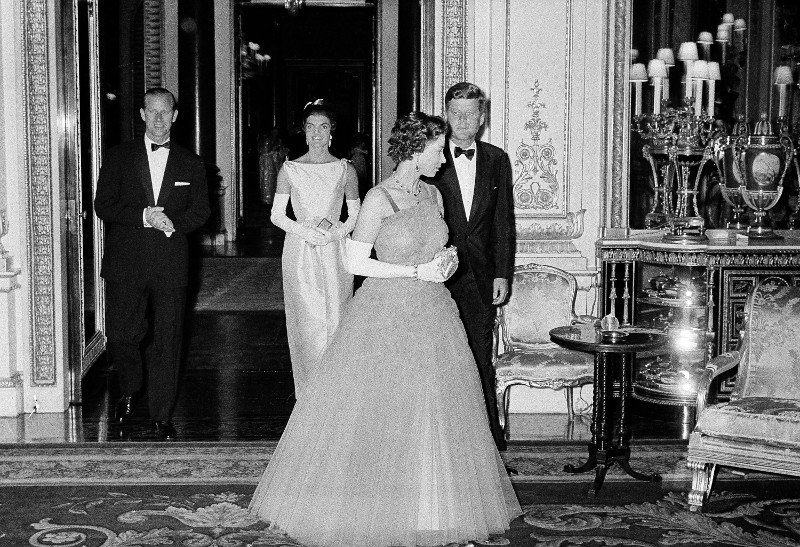 Η νύχτα που η βασίλισσα Ελισάβετ ζήλεψε την Τζάκι Κένεντι -Η εκδοχή τηλεοπτικής σειράς για τη συνάντηση στο παλάτι [εικόνες] | iefimerida.gr 0