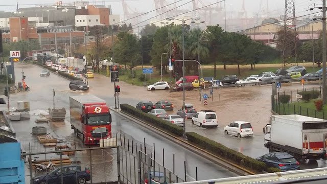 Η κακοκαιρία σαρώνει τη χώρα: Ο κυκλώνας «Ζήνων» χτυπά την δυτική Ελλάδα [εικόνες & βίντεο] | iefimerida.gr 1