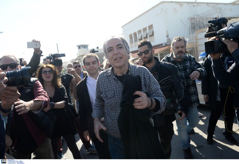 Βγήκε από τη φυλακή ο Δημήτρης Κουφοντίνας: Θα φτιάξω τα μελίσσια μου, θα δω την οικογένειά μου | iefimerida.gr 8