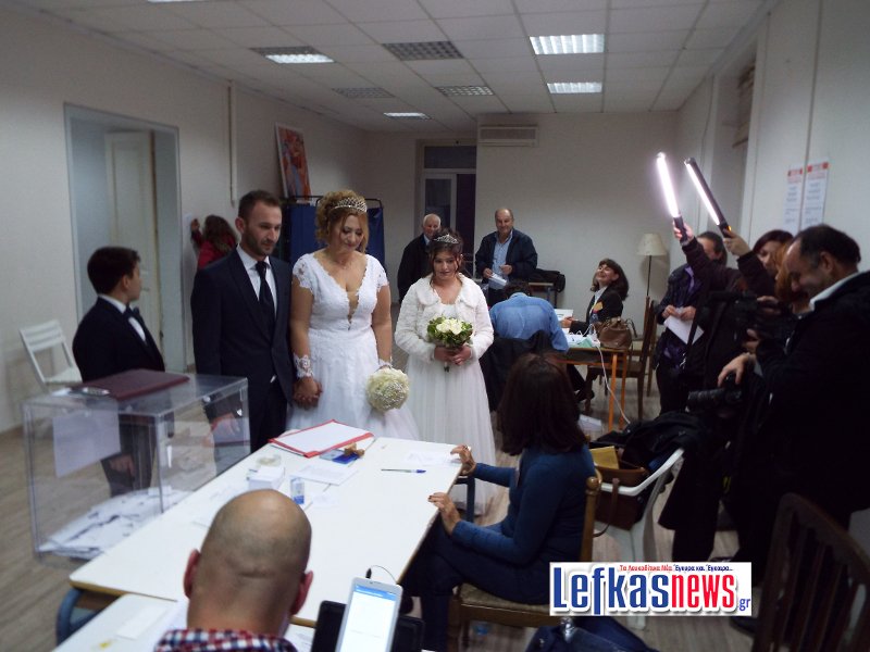 Λευκάδα: Από την εκκλησία στο εκλογικό κέντρο οι νεόνυμφοι -Ψήφισαν για την Κεντροαριστερά [βίντεο]  | iefimerida.gr 2