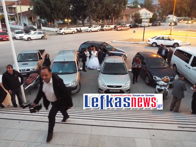 Λευκάδα: Από την εκκλησία στο εκλογικό κέντρο οι νεόνυμφοι -Ψήφισαν για την Κεντροαριστερά [βίντεο]  | iefimerida.gr 0