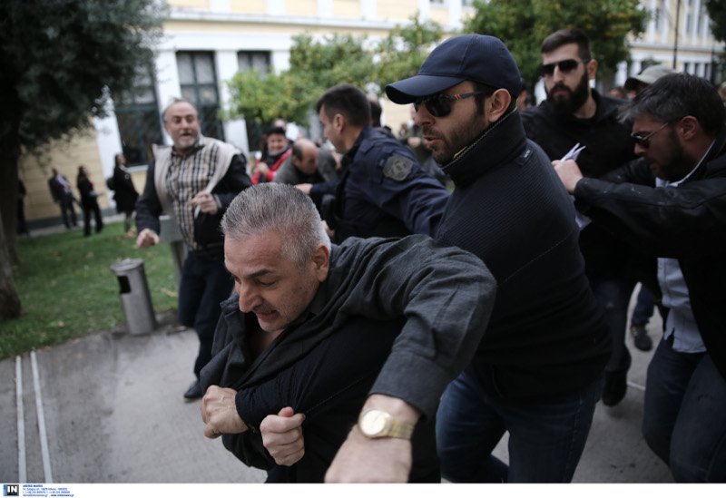 Ξυλοκόπησαν τον δολοφόνο της Δώρας -«Αλήτη, μου έφαγες το παιδί» [βίντεο] | iefimerida.gr 5