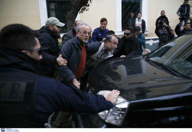 Ξυλοκόπησαν τον δολοφόνο της Δώρας -«Αλήτη, μου έφαγες το παιδί» [βίντεο] | iefimerida.gr 6