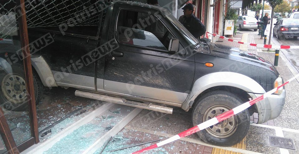 Κινηματογραφική ληστεία στη Γαστούνη: Εσπασαν βιτρίνα χρυσοχοείου με φορτηγό [εικόνα] | iefimerida.gr 0