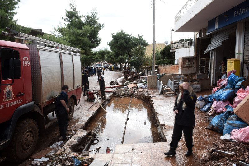 Θρήνος & οργή στη Μάνδρα-Μέσα στη λάσπη για 4η μέρα, ατελείωτα προβλήματα | iefimerida.gr 5