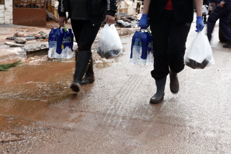 Θρήνος & οργή στη Μάνδρα-Μέσα στη λάσπη για 4η μέρα, ατελείωτα προβλήματα | iefimerida.gr 7