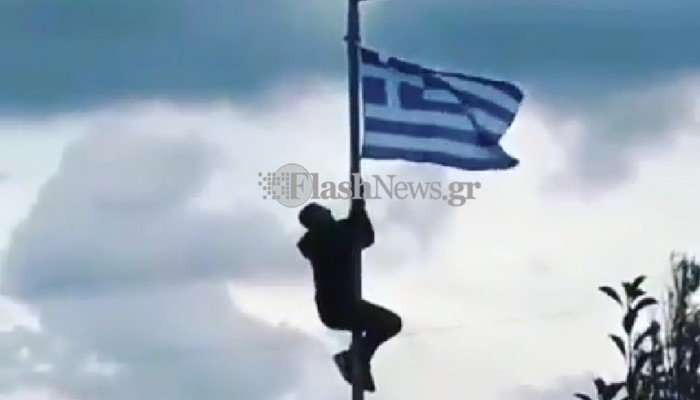Κρήτη: Απεβλήθη μαθητής που σκαρφάλωσε σε στύλο φωτισμού για να υψώσει την ελληνική σημαία | iefimerida.gr 1