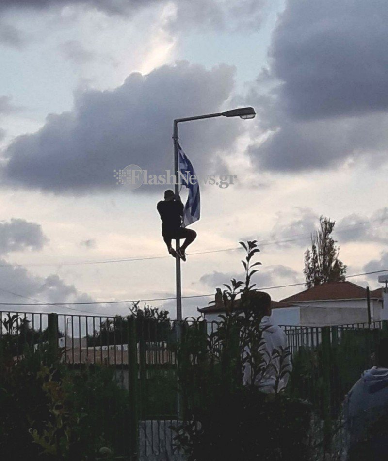 Κρήτη: Απεβλήθη μαθητής που σκαρφάλωσε σε στύλο φωτισμού για να υψώσει την ελληνική σημαία | iefimerida.gr 0