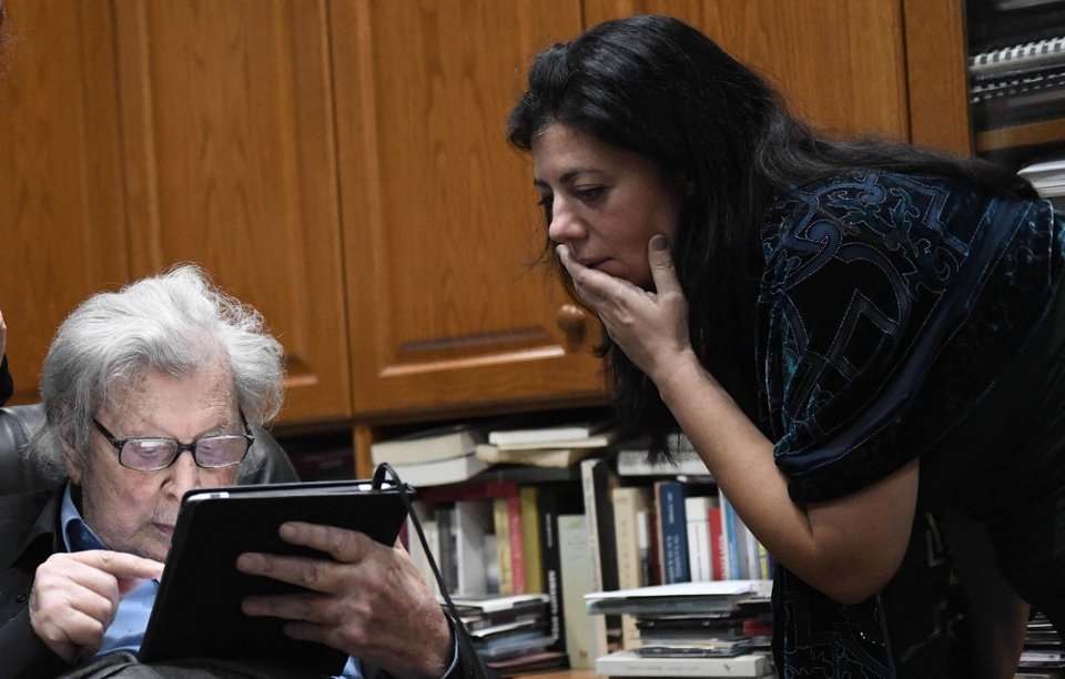 Ο Μίκης Θεοδωράκης κάνει πρόβα με τη Μαίρη Λίντα για τη συναυλία τους στο Παλλάς [εικόνες] | iefimerida.gr 2