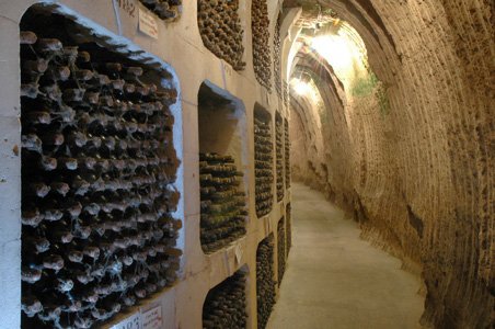 Το μεγαλύτερο κελάρι του κόσμου είναι... πόλη –Φιλοξενεί 2 εκατ. μπουκάλια κρασιού! [εικόνες & βίντεο]  | iefimerida.gr 0