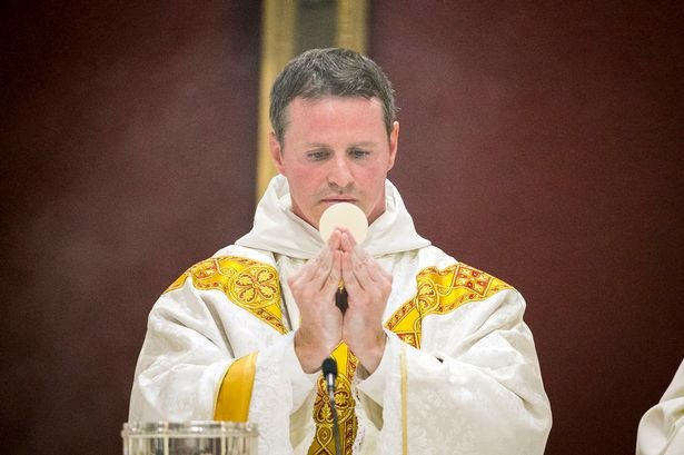 Ποδοσφαιριστής βαρέθηκε τα αυτοκίνητα, τις γυναίκες και τα λεφτά και έγινε ιερέας [βίντεο] | iefimerida.gr 0