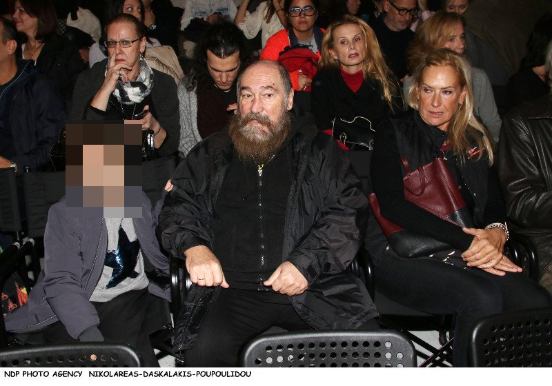 Το βλέμμα της Αννας Νταλάρα στον Τζίμη Πανούση, όταν έτυχε να κάτσουν τυχαία δίπλα δίπλα, είναι... όλα τα λεφτά! [εικόνες] | iefimerida.gr 0