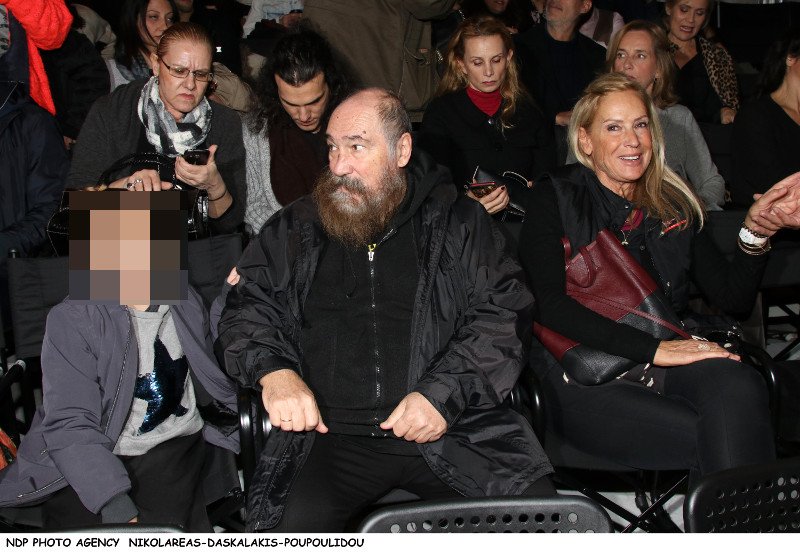 Το βλέμμα της Αννας Νταλάρα στον Τζίμη Πανούση, όταν έτυχε να κάτσουν τυχαία δίπλα δίπλα, είναι... όλα τα λεφτά! [εικόνες] | iefimerida.gr 1