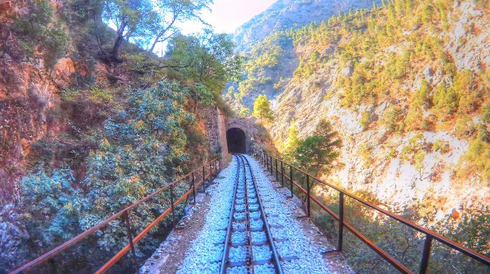 Η ξεχωριστή φθινοπωρινή βόλτα με τον Οδοντωτό -Σπάνια ομορφιά [εικόνες & βίντεο] | iefimerida.gr 3