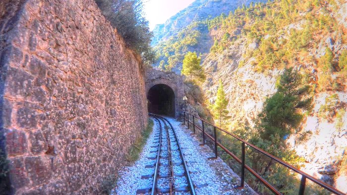 Η ξεχωριστή φθινοπωρινή βόλτα με τον Οδοντωτό -Σπάνια ομορφιά [εικόνες & βίντεο] | iefimerida.gr 4