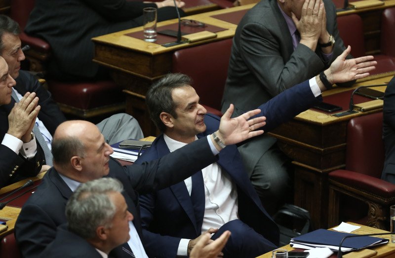 Μονομαχία Τσίπρα-Μητσοτάκη: «Βόμβες» στη Βουλή, μισόλογα για τον μεσάζοντα | iefimerida.gr 9
